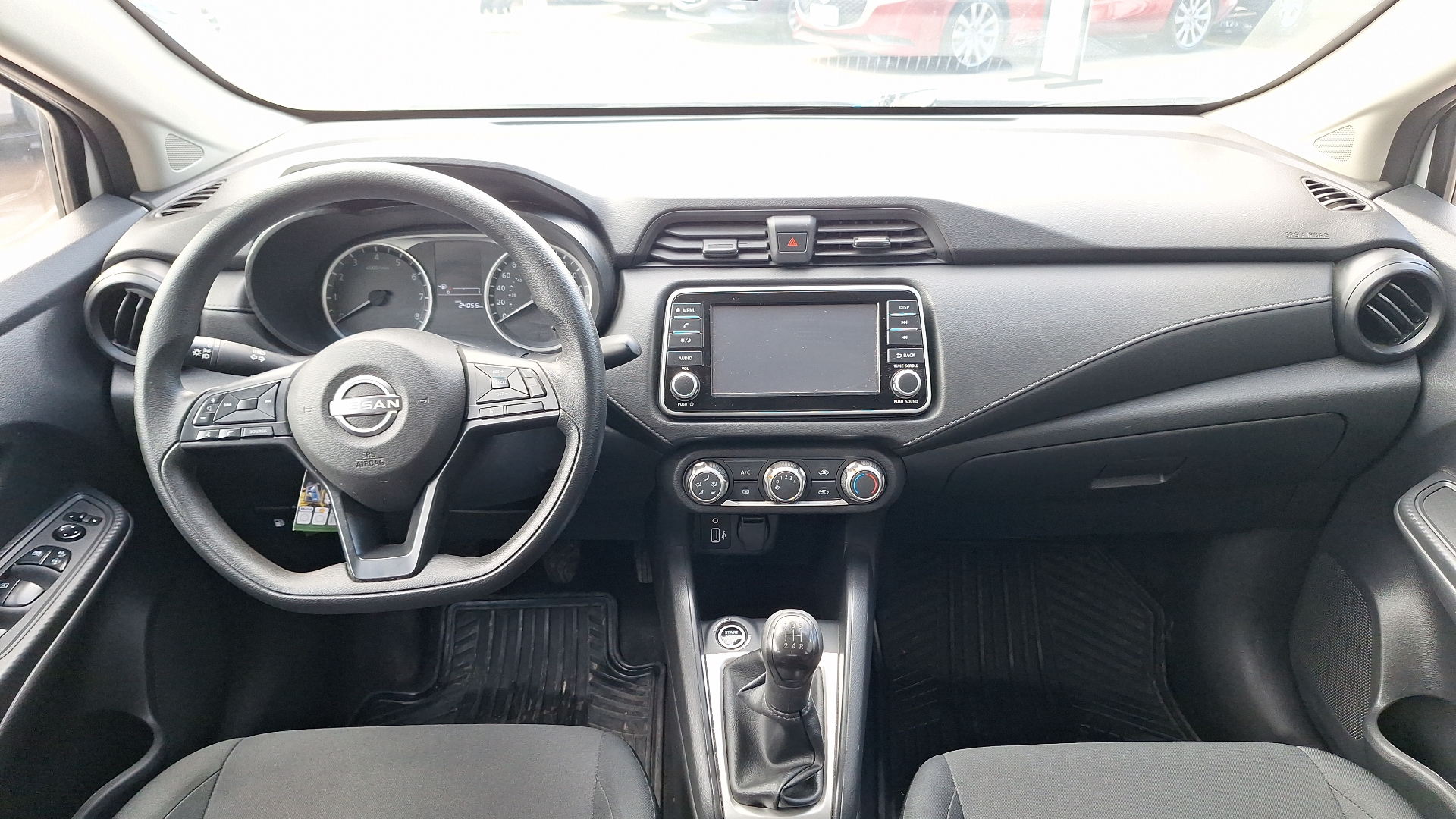 Nissan Versa — foto 6 de 14