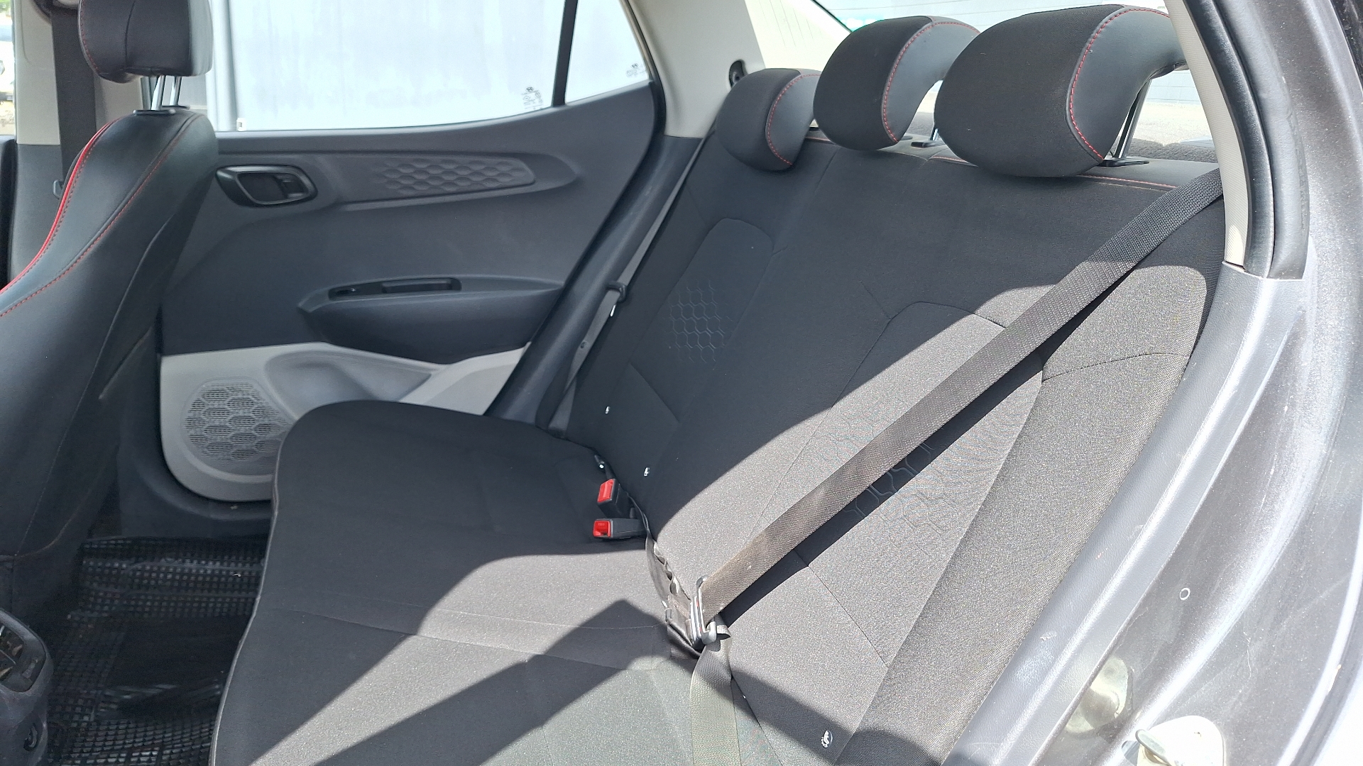 Hyundai Grand I10 — foto 13 de 15