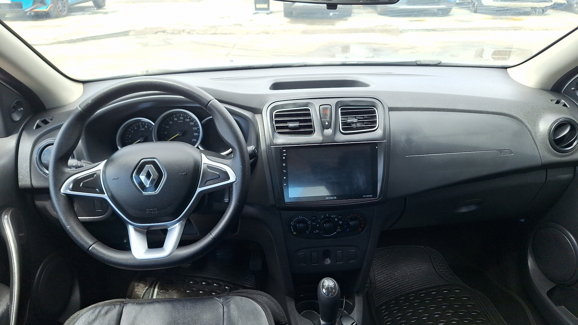 Renault Symbol — foto 6 de 15