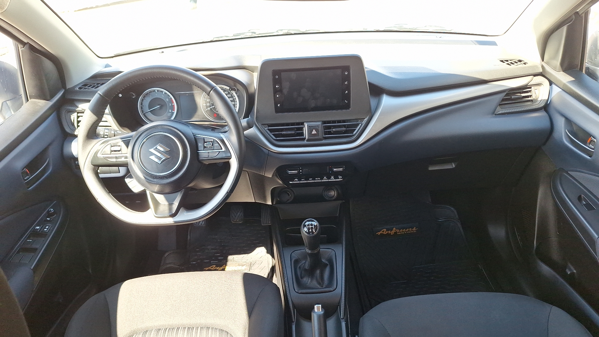 Suzuki Baleno — foto 6 de 15