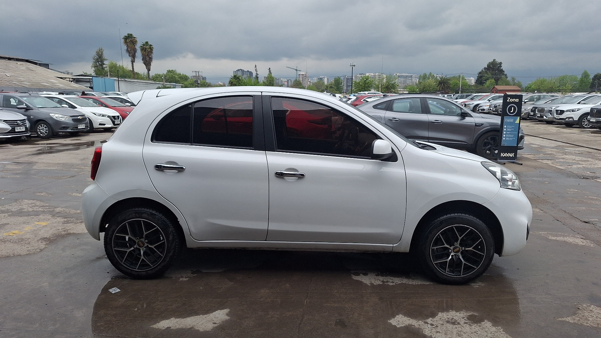 Nissan March — foto 5 de 15