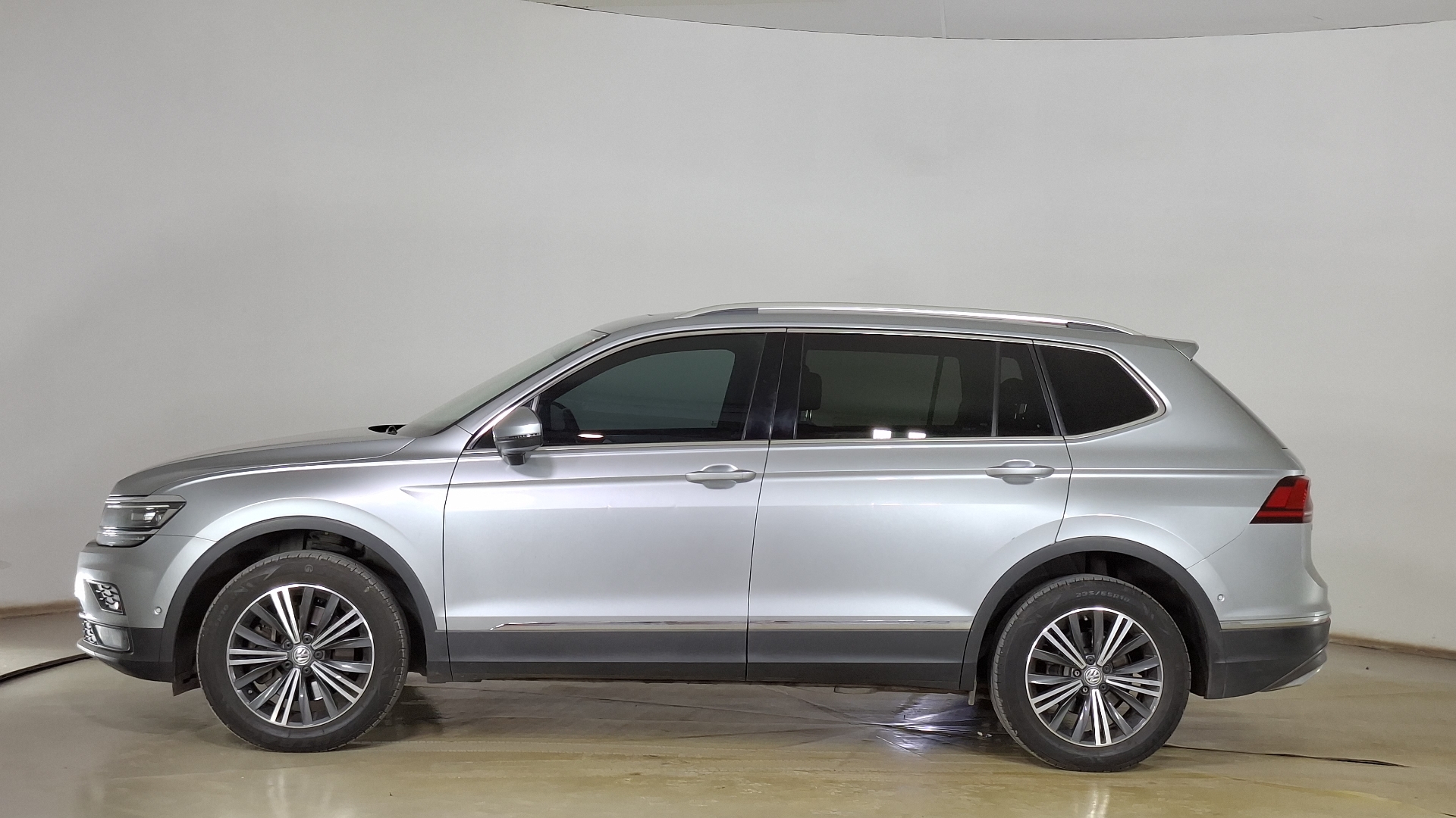 Volkswagen Tiguan — foto 7 de 18