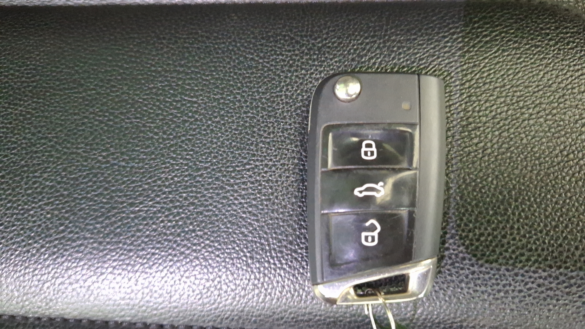Volkswagen Tiguan — foto 18 de 18