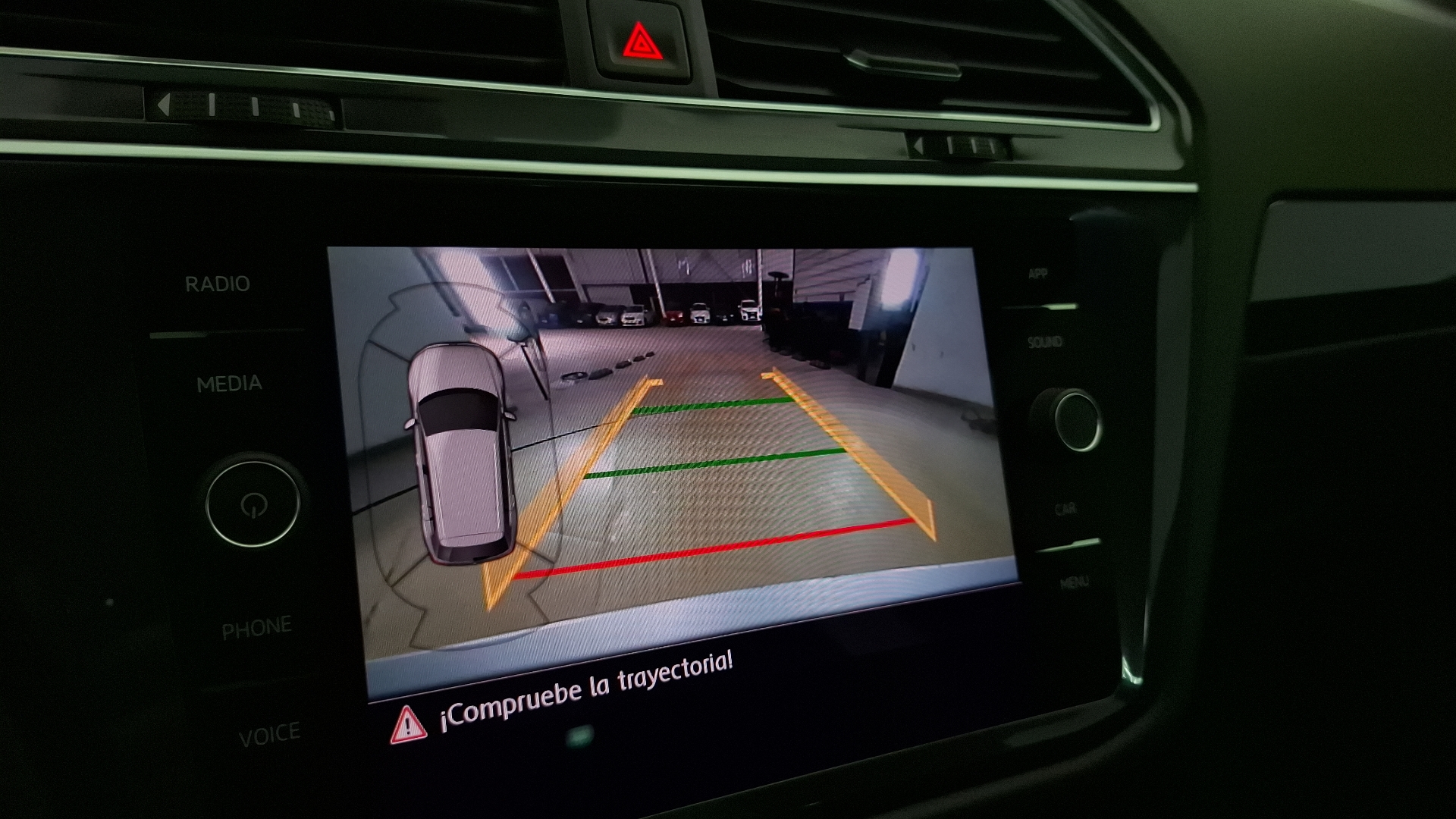 Volkswagen Tiguan — foto 12 de 18