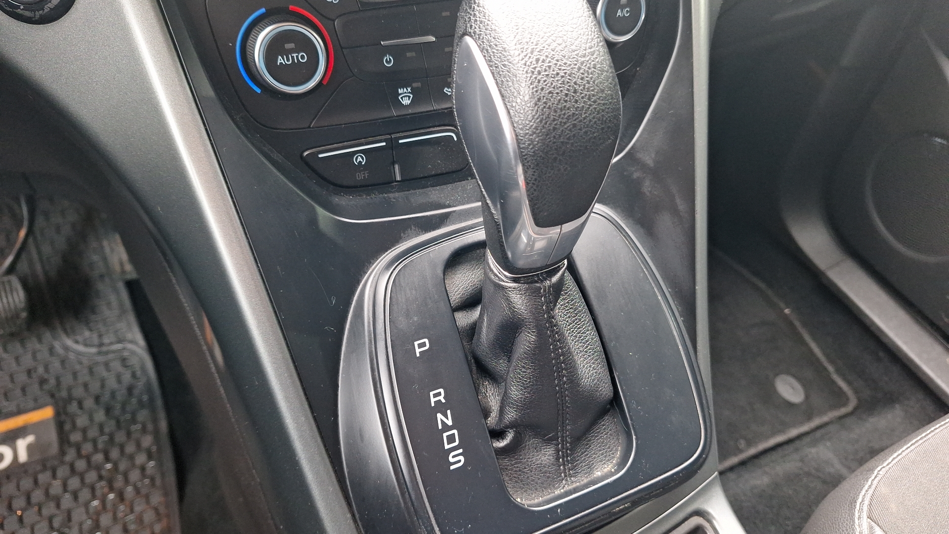 Ford Escape — foto 11 de 15