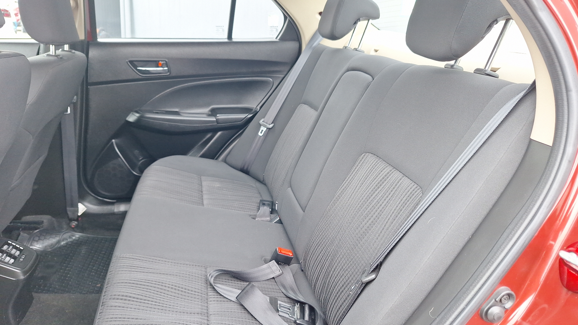 Suzuki Dzire — foto 13 de 15