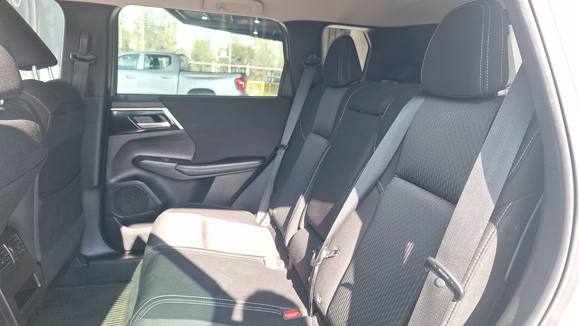 Mitsubishi Outlander — foto 13 de 15